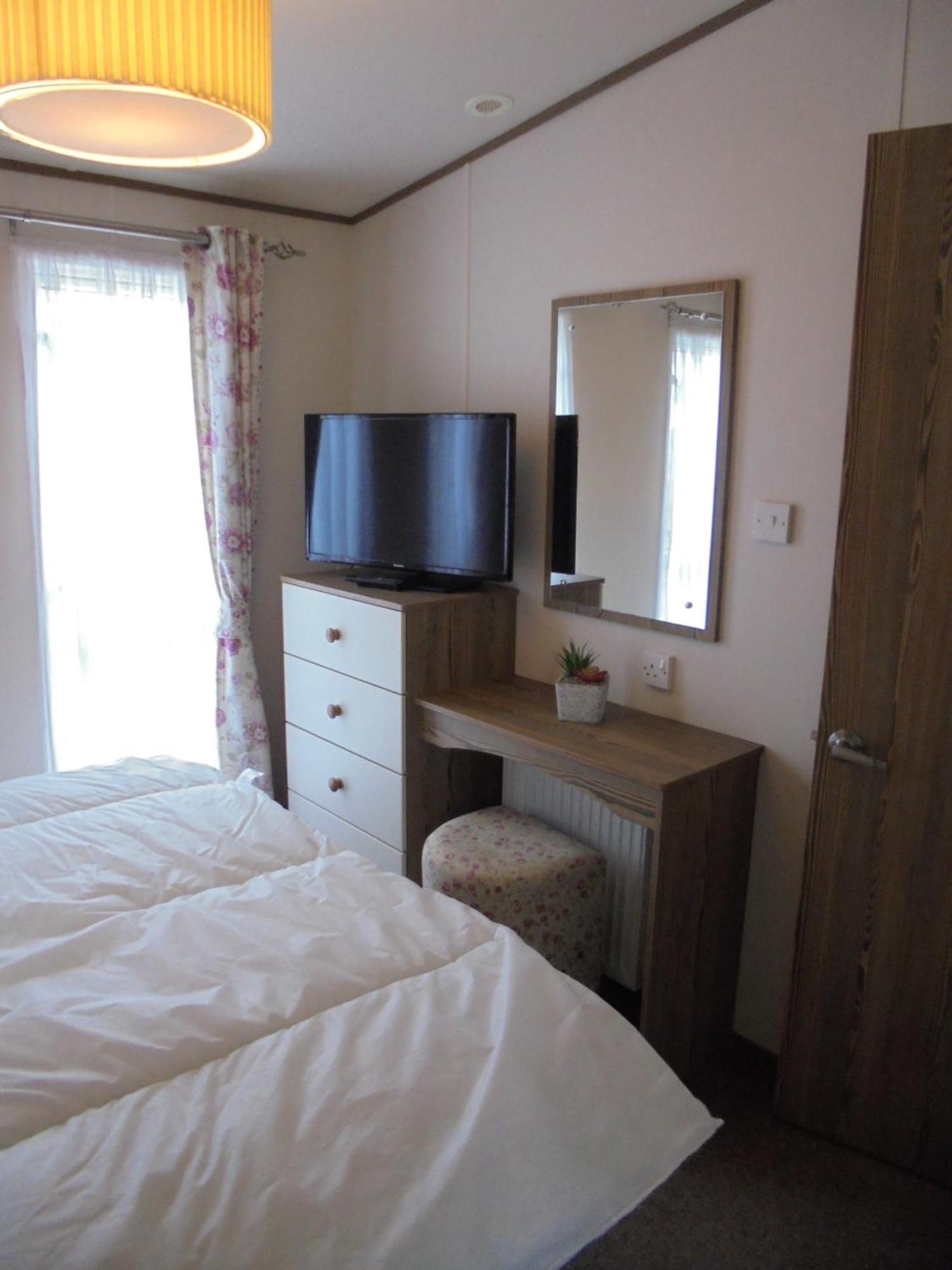 The Grange Ingoldmells: Elan 6 Berth, Central Heated, Wrap Around Decking Exterior photo